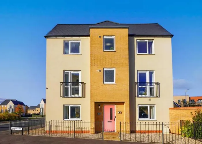 Stunning 4 Bedroom 2 Bathroom House - Close To City Centre - Sleeps 8 - Free Parking, Super-Fast Wifi And Smart Tvs By Yoko Property