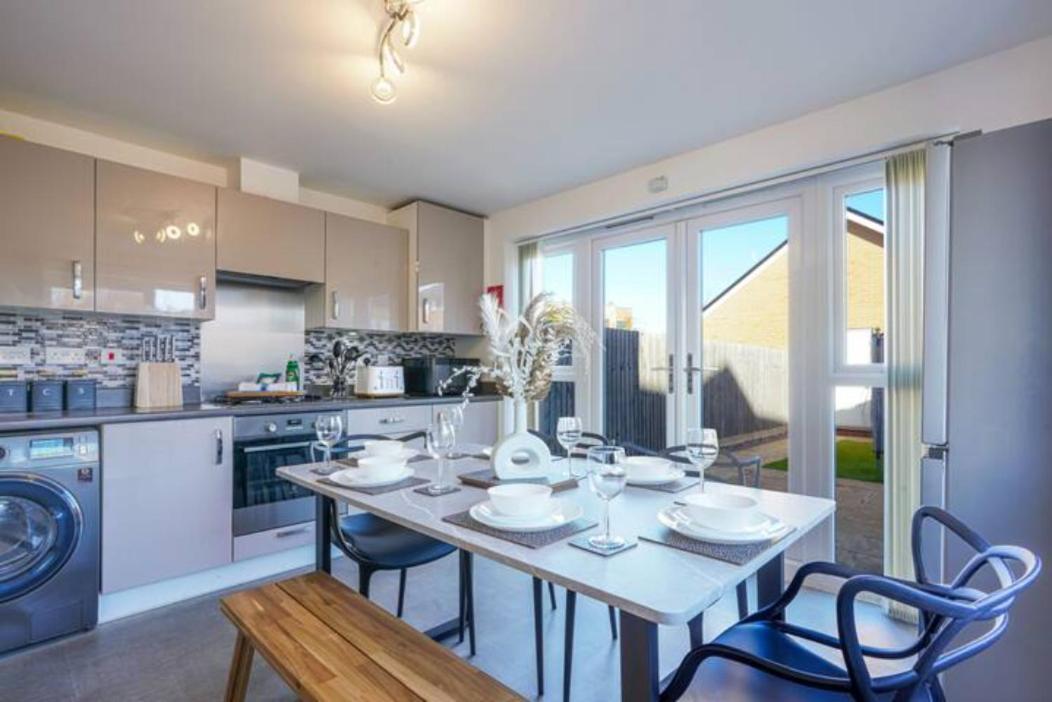 Centre Retreat: 4br Smart With Free Parking * Milton Keynes