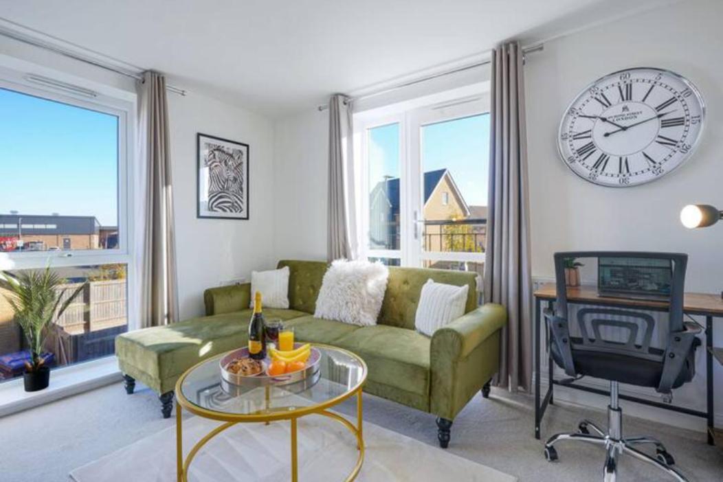 Centre Retreat: 4br Smart With Free Parking Holiday home Milton Keynes