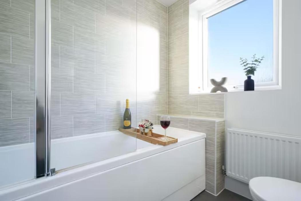 Centre Retreat: 4br Smart With Free Parking Milton Keynes