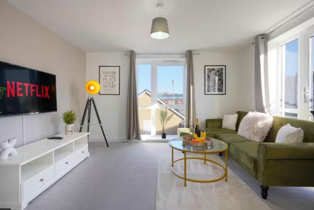 Centre Retreat: 4br Smart With Free Parking *