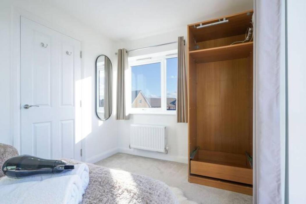 Centre Retreat: 4br Smart With Free Parking *