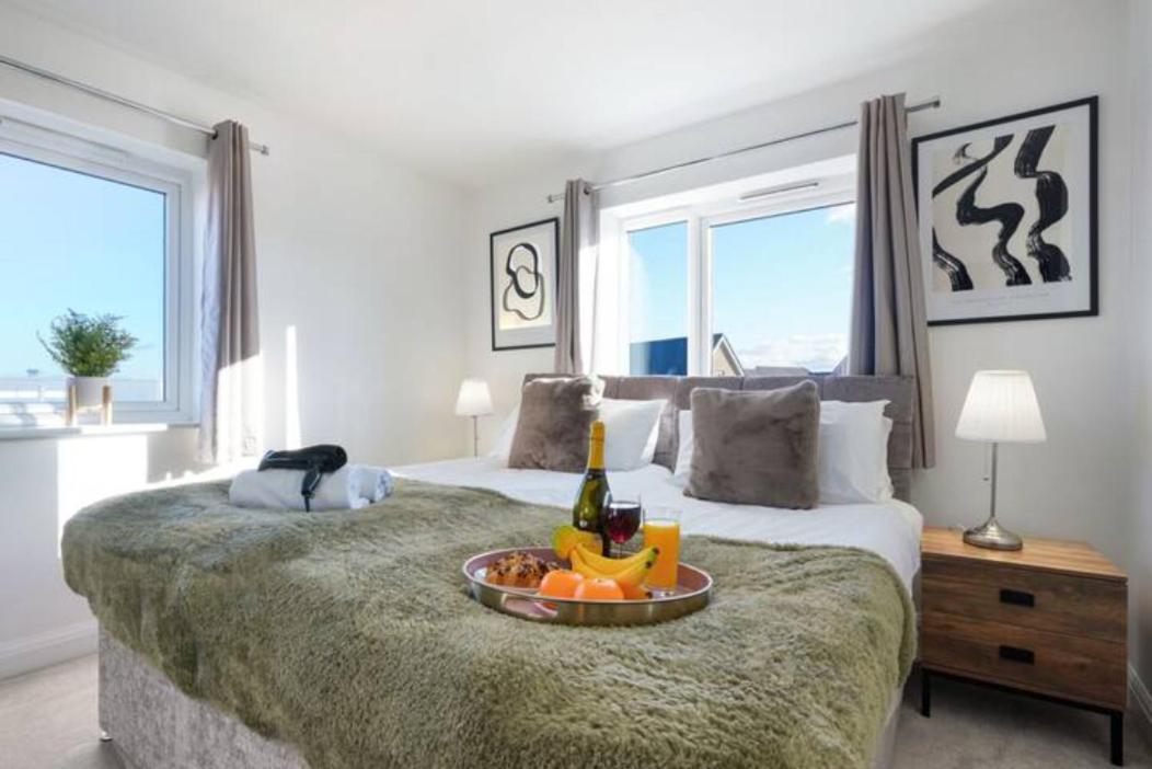 Centre Retreat: 4br Smart With Free Parking Holiday home Milton Keynes