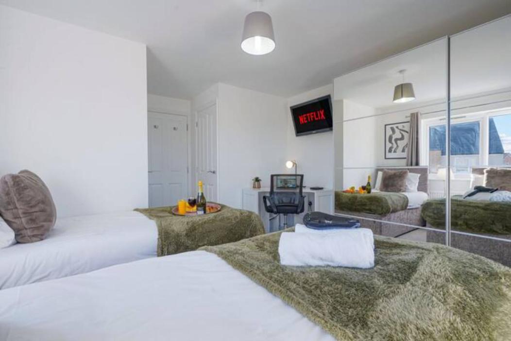 Centre Retreat: 4br Smart With Free Parking Holiday home
